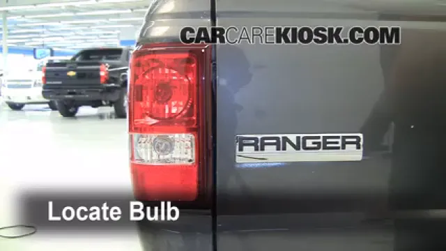 2008 Ford Ranger XL 2.3L 4 Cyl. Standard Cab Pickup Éclairage Feux de marche arrière (remplacer une ampoule)